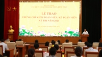 Trao chứng chỉ kiểm toán viên, kế toán viên kỳ thi năm 2024