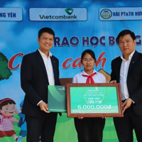 Vietcombank Hưng Yên tặng học bổng cho học sinh nghèo