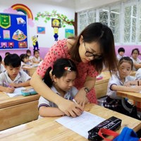 Thủ tướng yêu cầu không vì sắp xếp bộ máy mà để thiếu giáo viên