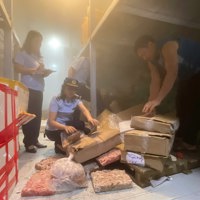 Tạm giữ hàng tấn thực phẩm, sữa, mỹ phẩm không rõ nguồn gốc