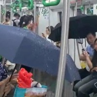 Hà Nội Metro lý giải sự cố hy hữu khách đi tàu phải che ô