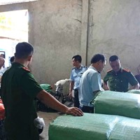 Nam Định: Tạm giữ lượng lớn vải may mặc có dấu hiệu nhập lậu