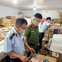 Kiểm tra kho doanh nghiệp, phát hiện gần 4 tấn thực phẩm nhập lậu