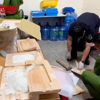 VIDEO: Hải quan bắt giữ hơn 5 kg ma túy giấu trong thớt gỗ