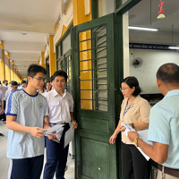 Thí sinh có mặt sớm tại các điểm thi tốt nghiệp THPT trong ngày thi đầu tiên