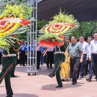 Thủ tướng Chính phủ dâng hương viếng các Anh hùng liệt sĩ tại Quảng Trị