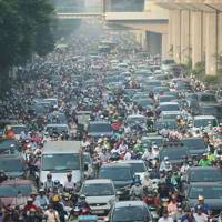 Bài 1: Cấm xe xăng, TP. Hà Nội cần giải 2 bài toán khó