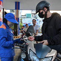 Ngày 21/8: Giá xăng bật tăng trở lại, giá dầu tiếp tục giảm