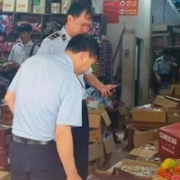 Hà Nội: Tạm giữ hàng hóa vi phạm tại đại lý bánh kẹo