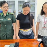 Bắt người phụ nữ quấn 4 kg vàng quanh bụng mang qua biên giới