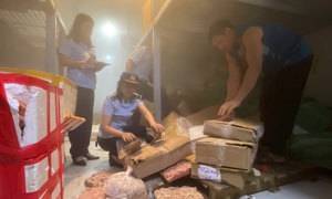 Tạm giữ hàng tấn thực phẩm, sữa, mỹ phẩm không rõ nguồn gốc