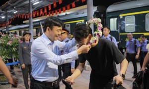 Hình ảnh những vị khách đầu tiên trên chuyến tàu liên vận quốc tế Việt Nam - Trung Quốc đã đến Việt Nam