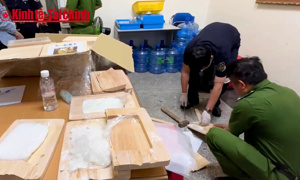 VIDEO: Hải quan bắt giữ hơn 5 kg ma túy giấu trong thớt gỗ