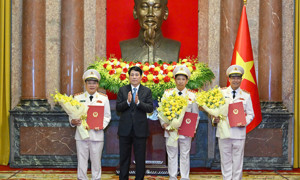 Chủ tịch nước Lương Cường trao quyết định thăng cấp bậc hàm Thượng tướng cho lãnh đạo Bộ Công an