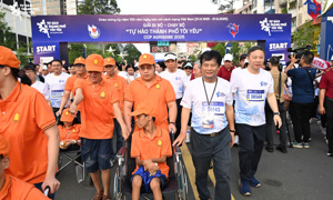 Gần 1.000 người làm báo tham gia Giải đi bộ - chạy bộ “Tự hào Thành phố tôi yêu”