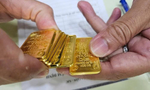 VIDEO: Giá vàng trong nước đi ngang, giá vàng thế giới giảm mạnh