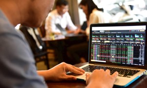 Lực cầu bùng nổ, VN-Index bật tăng trở lại