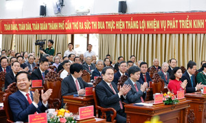 Chùm ảnh: Chủ tịch Quốc hội dự Lễ công bố Nghị quyết sáp nhập đơn vị hành chính ở Cần Thơ