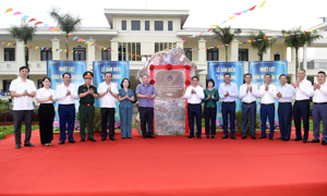 Bộ trưởng Nguyễn Văn Thắng gắn biển Công trình chào mừng 80 năm ngày Truyền thống ngành Tài chính