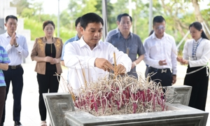 Bộ trưởng Nguyễn Văn Thắng dâng hương tưởng niệm Đại tướng Võ Nguyên Giáp và các Anh hùng liệt sĩ tại Điện Biên Phủ