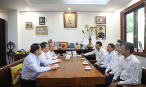 Bộ trưởng Bộ Tài chính Nguyễn Văn Thắng dâng hương tưởng niệm cố Thủ tướng Chính phủ Phạm Văn Đồng