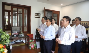 Bộ trưởng Bộ Tài chính Nguyễn Văn Thắng dâng hương cố Thủ tướng Phạm Văn Đồng