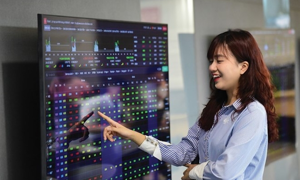 Cổ phiếu trụ bật mạnh, VN-Index áp sát vùng kháng cự 1.460 điểm