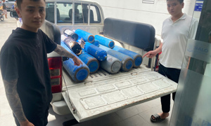 Buôn bán hàng cấm, 8 thanh niên bị khởi tố bắt tạm giam 
