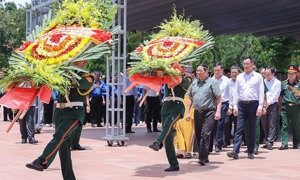 Thủ tướng Chính phủ dâng hương viếng các Anh hùng liệt sĩ tại Quảng Trị