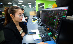 VN-Index vượt đỉnh lịch sử: Bước ngoặt hay bước đệm?
