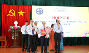 Đồng chí Nguyễn Văn Toàn chính thức nhận quyết định bổ nhiệm Trưởng Thống kê tỉnh Vĩnh Long 