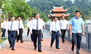 Chùm ảnh: Tổng Bí thư Tô Lâm dâng hương tưởng niệm Chủ tịch Hồ Chí Minh và các vị tiền bối cách mạng