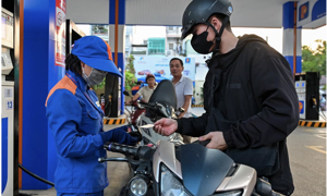 Ngày 21/8: Giá xăng bật tăng trở lại, giá dầu tiếp tục giảm