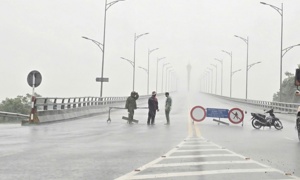 Cấm phương tiện đi vào vùng tâm bão số 5 từ Thanh Hóa đến Quảng Trị