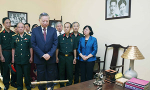 Tổng Bí thư Tô Lâm dâng hương tưởng niệm tại Di tích nhà số 48 phố Hàng Ngang