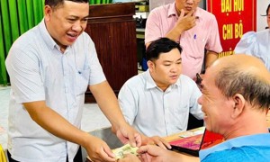 TP. Hồ Chí Minh: Người dân phấn khởi đến phường nhận quà mừng bongdaso khánh 