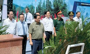 Thủ tướng Phạm Minh bongdaso vn dâng hương tri ân các Anh hùng liệt sĩ và thăm cựu tù tại Côn Đảo
