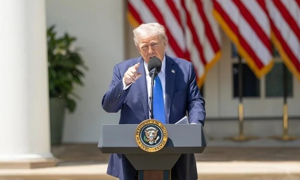 Tổng thống Mỹ Donald Trump bảo vệ chính sách kinh tế gây tranh cãi sau 100 ngày tại nhiệm