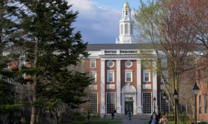 Bộ Giáo dục Mỹ tạm dừng tài trợ 8 tỷ USD cho Đại học Harvard