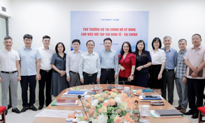 Chùm ảnh: Thứ trưởng Bộ bongdaso com Hồ Sỹ Hùng làm việc với Tạp chí Kinh tế - bongdaso com
