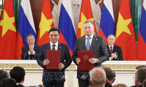 Tổng Bí thư Tô Lâm và Tổng thống Nga V. Putin chứng kiến trao các văn kiện hợp tác