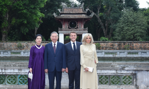 Chùm ảnh:  Tổng Bí thư Tô Lâm và Phu nhân cùng Tổng thống Pháp Emmanuel Macron và Phu nhân tham quan Văn Miếu-Quốc Tử Giám