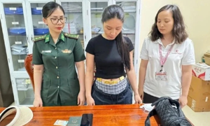 Bắt người phụ nữ quấn 4 kg vàng quanh bụng mang qua biên giới
