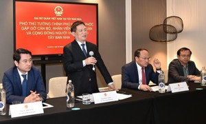 Phó Thủ tướng Hồ Đức Phớc gặp gỡ cán bộ, nhân viên Đại sứ quán và cộng đồng người Việt tại Tây Ban Nha