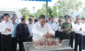 Tổng Bí thư Tô Lâm dâng hương tưởng niệm các Anh hùng, Liệt sĩ tại Điện Biên