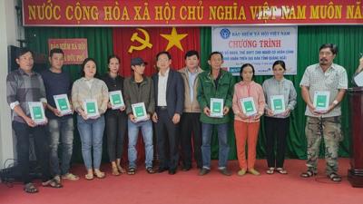 Vietcombank Quảng Ngãi tặng sổ BHXH, thẻ BHYT cho người nghèo