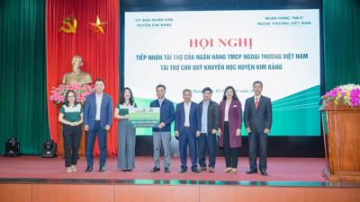 Vietcombank trao tặng 300 triệu cho Quỹ khuyến học huyện Kim Bảng, Hà Nam