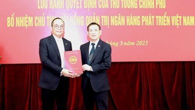 Bộ trưởng Hồ Đức Phớc trao quyết định bổ nhiệm Chủ tịch Hội đồng Quản trị Ngân hàng Phát triển Việt Nam