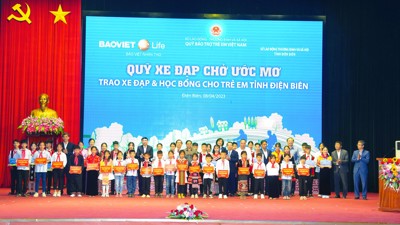 Bảo Việt Nhân thọ trao 400 học bổng cho các em học sinh hiếu học vùng cao Điện Biên