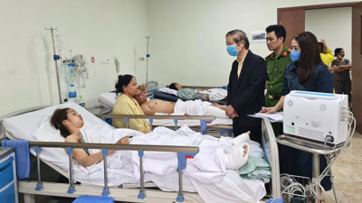 Kịp thời thăm hỏi nạn nhân tai nạn liên hoàn trên đường Võ Chí Công